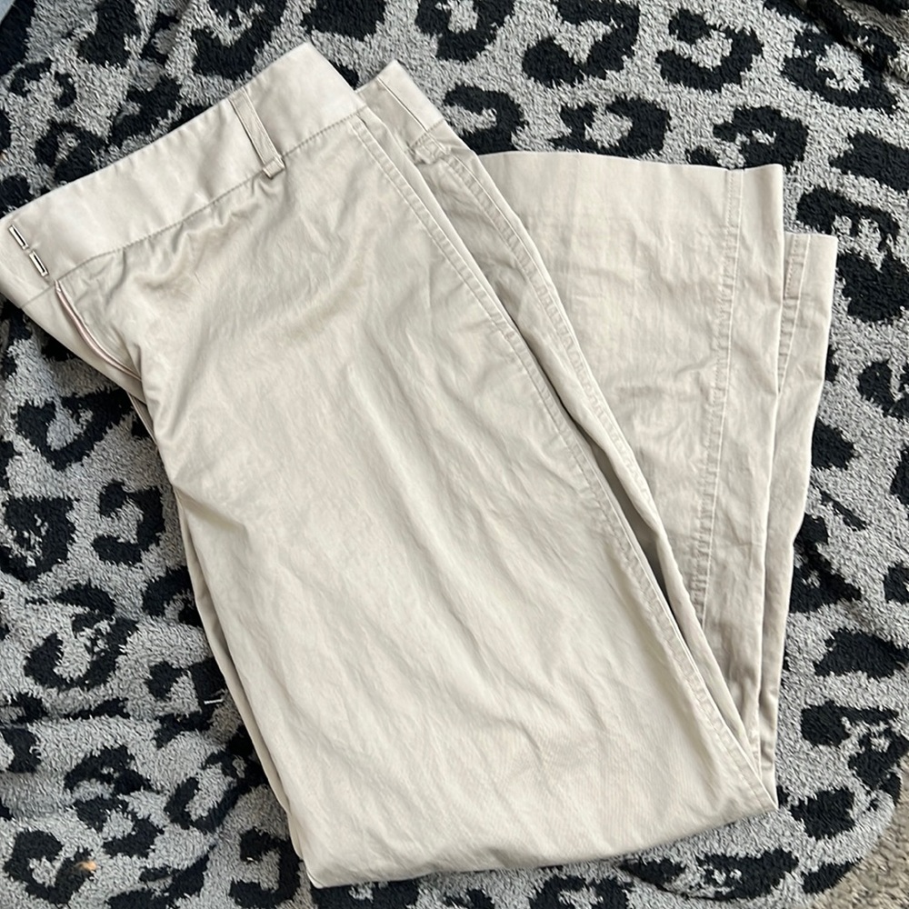 BCBG MAXAZRIA women’s khaki capri pants size 8